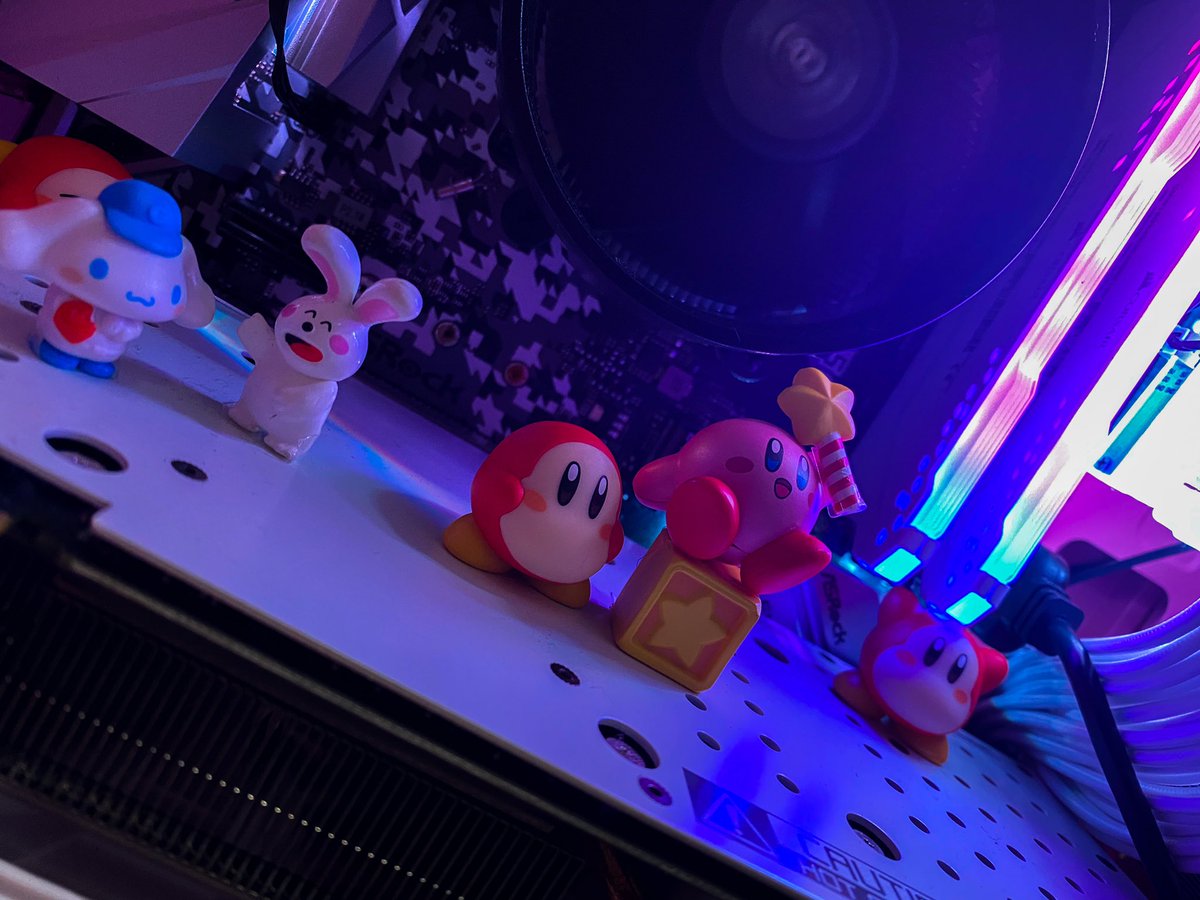 Harada_Mao's tweet image. この前組み立てたPCにLEDのスリーブを接続して、小さいフィギュアを入れてみた🐭
やっと納得いく配信スペースになってきた…見て…👩🏼📷
PCパーツは光るやつしか勝たん‼️🌌🌌🌌
#buildapc #自作PC #知識ゼロから始めるPC製作