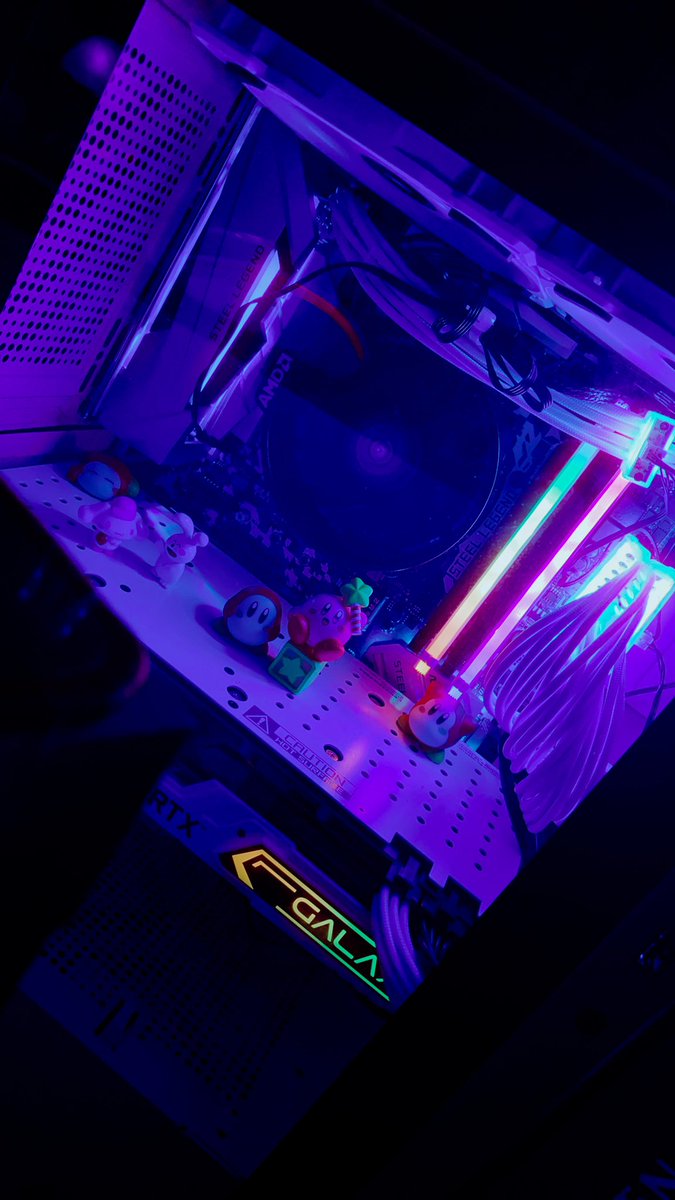 Harada_Mao's tweet image. この前組み立てたPCにLEDのスリーブを接続して、小さいフィギュアを入れてみた🐭
やっと納得いく配信スペースになってきた…見て…👩🏼📷
PCパーツは光るやつしか勝たん‼️🌌🌌🌌
#buildapc #自作PC #知識ゼロから始めるPC製作
