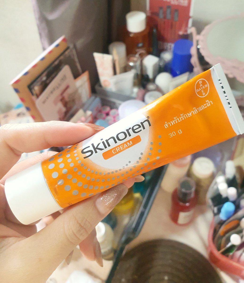 iffieben's tweet photo. มีรอยสิวจากสิวอุดตันยุ่ข้างแก้มหลายรอย เลยลองซื้อ Skinoren มาใช้ ใช้มาเดือนกว่า รอยสิวกำลังจางลงแบบเห็นได้ชัดเลย เพราะใช้คอนซีลเลอร์ปิดรอยน้อยลง มีวันนึงบีบสิวรอยใหม่ๆ แต้มไป 4-5วัน รอยหายวับ หายไปเลย เราทาบางๆเฉพาะตอนกลางคืน โบก มอยเจอร์หนักๆก่อนทาด้วย 
#HowtoPerfect https://t.co/rTSNqUspNx