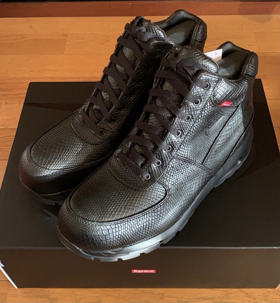 Exit1011's tweet photo. 実物見て改めて思った。まじでかっこいい。#supreme #nike #goadome https://t.co/7lC31ygnXO