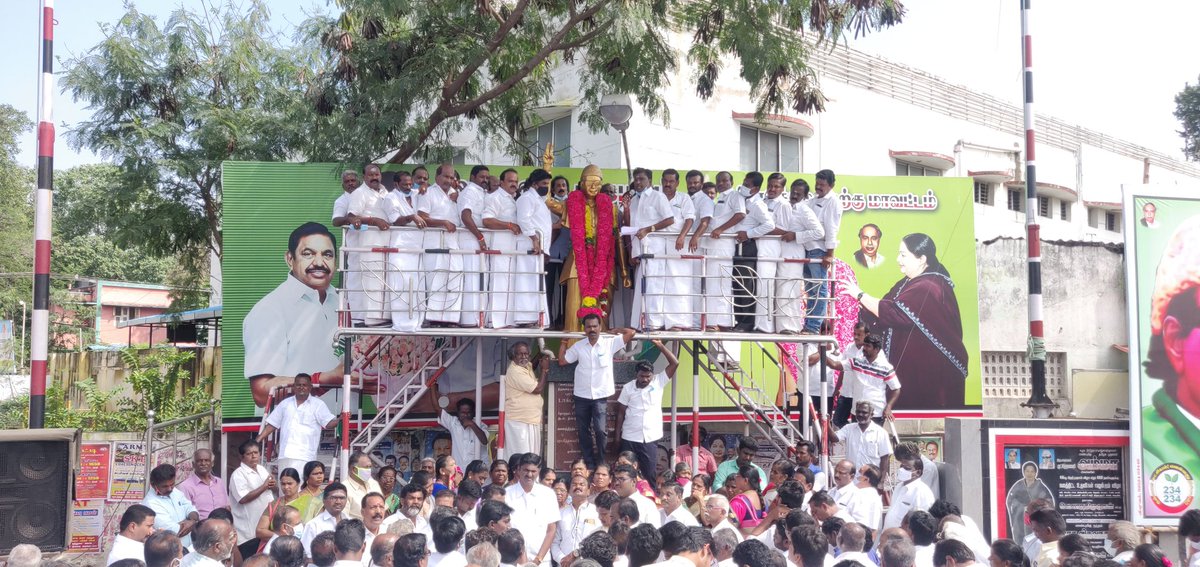admkdglwest's tweet photo. கழக நிறுவனத்தலைவர் புரட்சித்தலைவர் எம்.ஜி.ஆரின் 104வது பிறந்தநாளை முன்னிட்டு அவரது திருஉருவ சிலைக்கு, திண்டுக்கல் மேற்கு மாவட்ட அஇஅதிமுகவினர் மாலை அணிவித்து, இனிப்புகள் வழங்கி  மரியாதை செலுத்தினர். @AIADMKOfficial @Srinivasanoffl @RamaAIADMK @neela_ceo https://t.co/PlfPKGWgVA