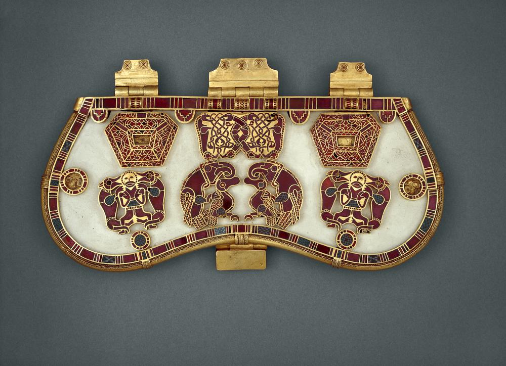 Ever wondered where the rest of this purse went? Well, here's your answer - the lid was taken off + the rest of the gold purse was melted down to make the torc.(The lid would have been melted down too were it not for the garnets, which would have completely ruined the alloy!)