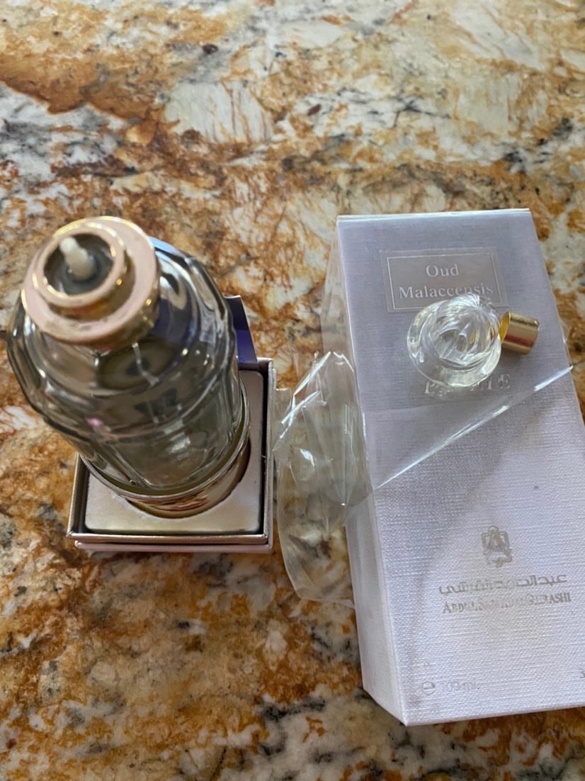 Karrari007's tweet photo. @asq_groupCS ordered this Cologne back in July of last year, which as you can see from the pics it came damaged. I have been trying to replace the item for the past seven months! but no luck, absolutely the worst shopping experience ever! Replace it!!! https://t.co/paMWvazbJD