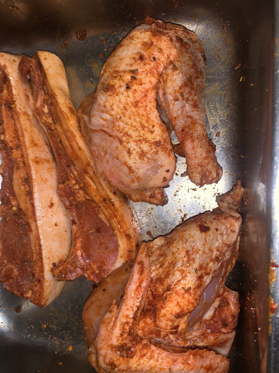 tchikomba74's tweet photo. Live/Dressed Chickens for sale at $5 per bird. Contact:+263719002002 for all orders 🚚📦 #RedMarketSunday @redmarketsunday @iMisred #farmtotable #youthinagriculture https://t.co/ZhWV436e6y