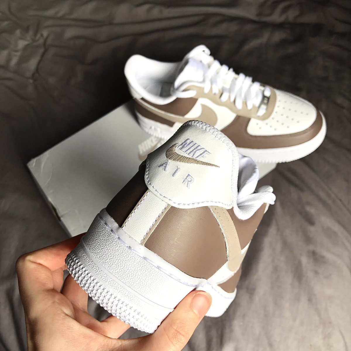 fmw_customs's tweet photo. Got a really popular design in at the minute 👀

The Mocha Customs ☕️

Prices:
£100 Child Size 
£130 Adult Size 

(Can add brown laces for £5 or lower price to suit your budget by changing the design!)

#mocha #customnikes #beige #beigenikes #beigeairforces #customs https://t.co/o05DDz1tX4