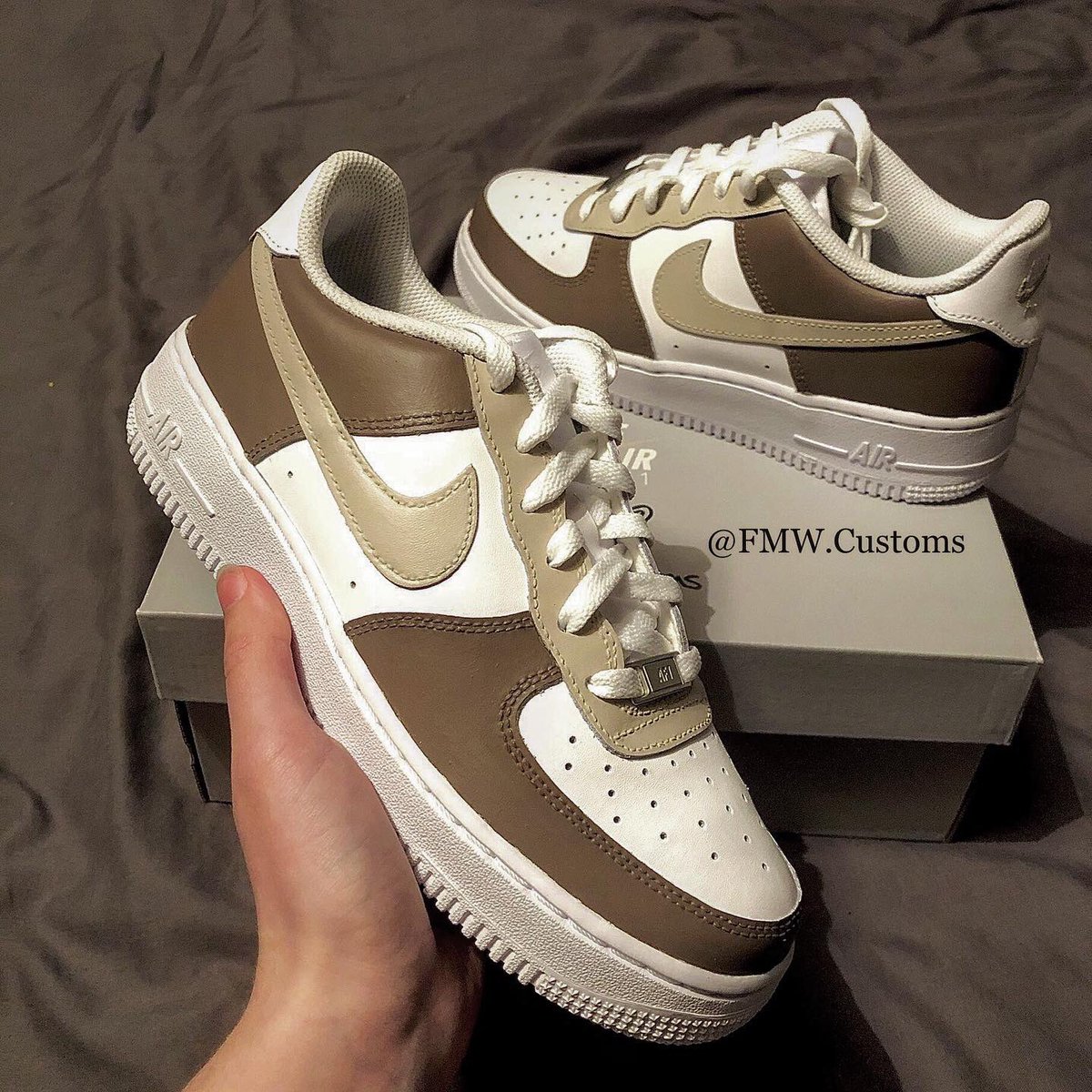 fmw_customs's tweet photo. Got a really popular design in at the minute 👀

The Mocha Customs ☕️

Prices:
£100 Child Size 
£130 Adult Size 

(Can add brown laces for £5 or lower price to suit your budget by changing the design!)

#mocha #customnikes #beige #beigenikes #beigeairforces #customs https://t.co/o05DDz1tX4