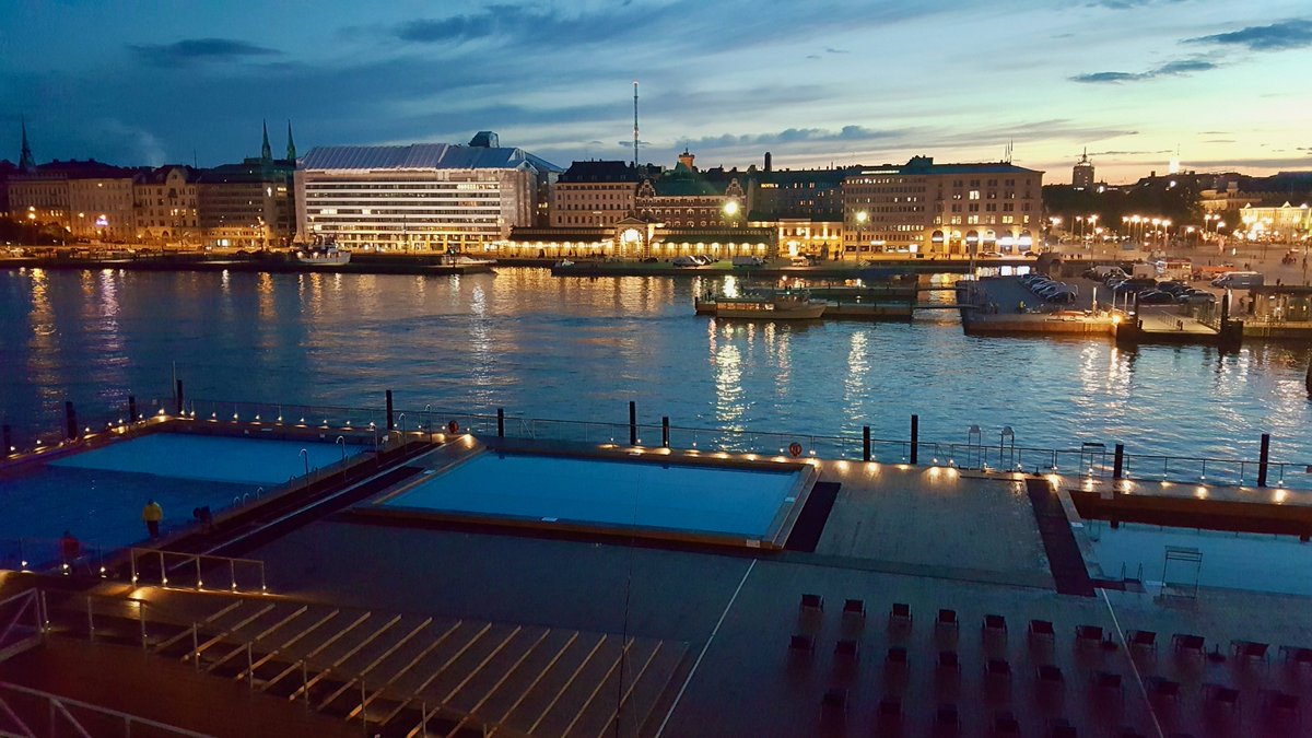 VisualFinland's tweet image. Helsinki elokuun iltana. Sinisen hetken näkymiä Katajanokalta: ensimmäisessä kuvassa @allasseapool ja toisessa @HSL_HRT:n raitiovaunu.

Valokuvia aivan kaikkialta Suomesta: visualfinland.com

#kuvapankki #kuvatoimisto #valokuvaus #helsinki