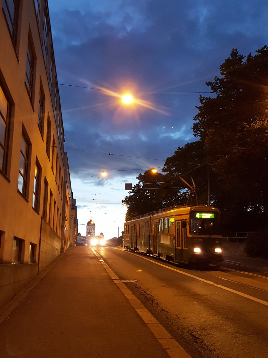 VisualFinland's tweet image. Helsinki elokuun iltana. Sinisen hetken näkymiä Katajanokalta: ensimmäisessä kuvassa @allasseapool ja toisessa @HSL_HRT:n raitiovaunu.

Valokuvia aivan kaikkialta Suomesta: visualfinland.com

#kuvapankki #kuvatoimisto #valokuvaus #helsinki