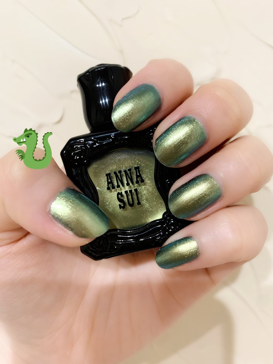 טוויטר ユイ ネイル בטוויטר Anna Sui 902 メタリックな黄緑かと思いきや 塗ってびっくり見る角度を変えるとパッとブルーグリーンに変わる ギラギラと輝く不思議可愛い色 塗りムラのできにくい高発色で伸びよく塗りやすかった 薔薇の香り付き 二度塗り 今日