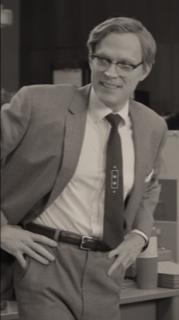 Le symbole de la cravate de vision peut représenter à la fois le pictogramme d’une prise, mais aussi, l’encloisonnement, 2 points dans un rectangle et 2 autres points qui ne peuvent y rentrer. Comme une télé, ou la réalité que Wanda se construit, isolée de tous ?