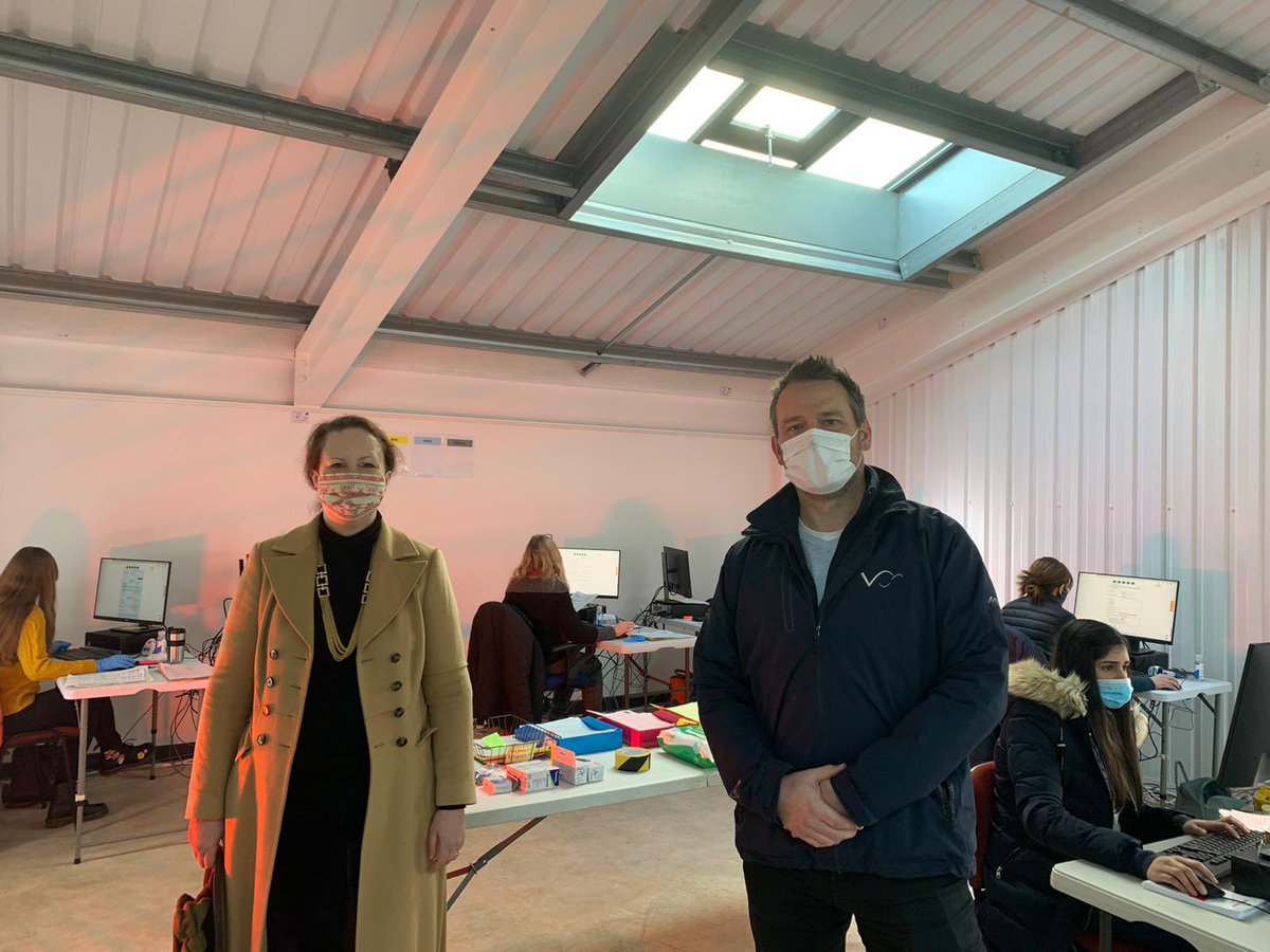 Yesterday I was invited to the #Bicester Vaccination Hub at <a href="/BicesterH/">Bicester Heritage</a>. All the GPs and volunteers are working tirelessly to help the most vulnerable get their vaccinations. 700 got their jabs yesterday morning! 👏Together we will beat this virus 🦠💉 <a href="/nadhimzahawi/">Nadhim Zahawi</a> #NorthOxon