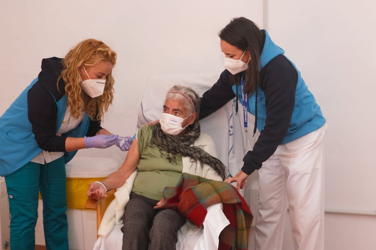 SanidadGobCan's tweet photo. 📸Arranca en Fuerteventura la administración de la segunda dosis de la #vacuna 💉contra la #COVID19.

Esta mañana ha sido el turno de la Residencia de Mayores Casillas de Ángel https://t.co/QyIFnMUJ8v