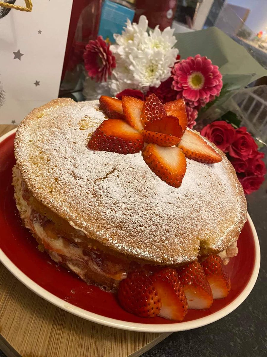 Surely this gets me major daughter points ?? 🤣😜🎂 

Home made Victoria sponge cake! Mums fav 🥳❤️