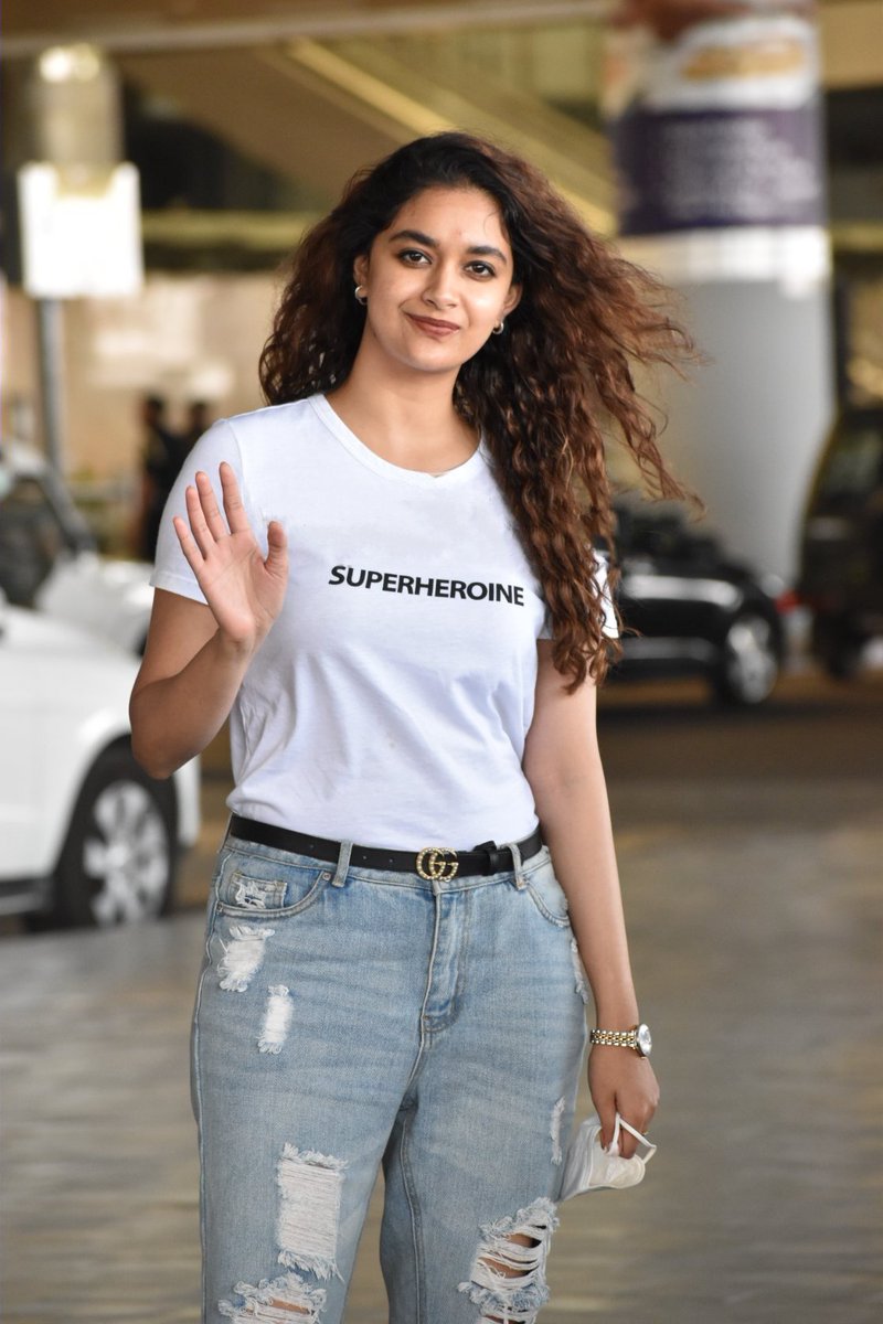 KSUniverse_'s tweet photo. Few more airport pics of our @KeerthyOfficial 🤩

#KeerthySuresh https://t.co/OVt9kW1I8m