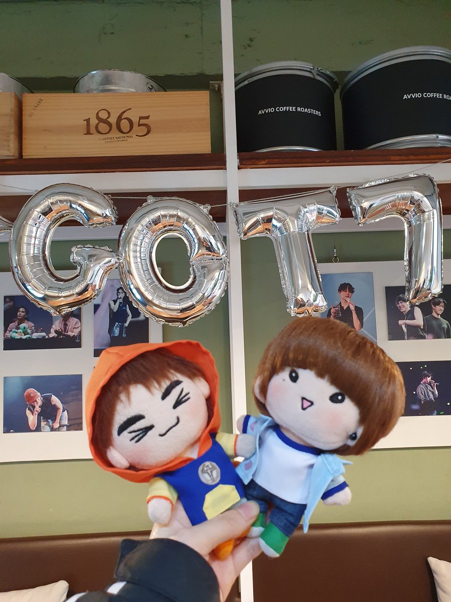 NaTaKiS2's tweet photo. 7주년 카페 아비오💚
너무 쏘큐트한곳ㅜㅜ...진짜 사장님도 친절하시고 특전도 예쁘고 귀여워서 여러번 가야지 맘먹은곳이라 진짜 갔을때 너무 행복했어요♡예쁜 카페 너무 감사드려요💚
#갓세븐_우리의_잃어버린_조각
#GOT7_Our_Missing_Piece https://t.co/76PjV1uQae