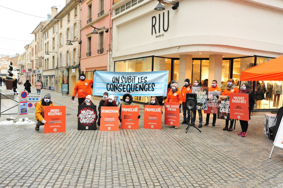 AgisPour's tweet photo. Retour en images sur l'action de l'association L214 à Epinal : Aujourdhui #OnSubit les conséquences de la #COVID19 . Déforestation, antibiotiques, promiscuité, faible diversité génétique...la prochaine bombe sanitaire pourrait venir de l'élevage intensif! https://t.co/T3ENJIMPHu
