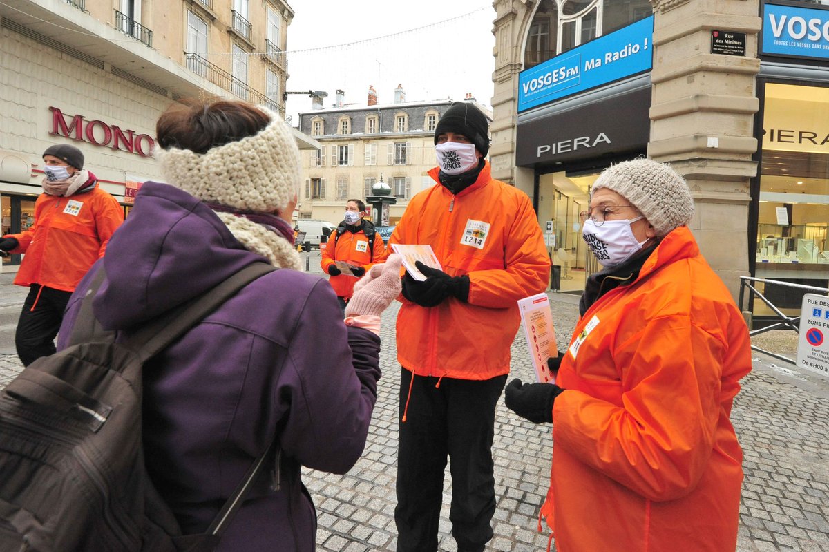 AgisPour's tweet photo. Retour en images sur l'action de l'association L214 à Epinal : Aujourdhui #OnSubit les conséquences de la #COVID19 . Déforestation, antibiotiques, promiscuité, faible diversité génétique...la prochaine bombe sanitaire pourrait venir de l'élevage intensif! https://t.co/T3ENJIMPHu