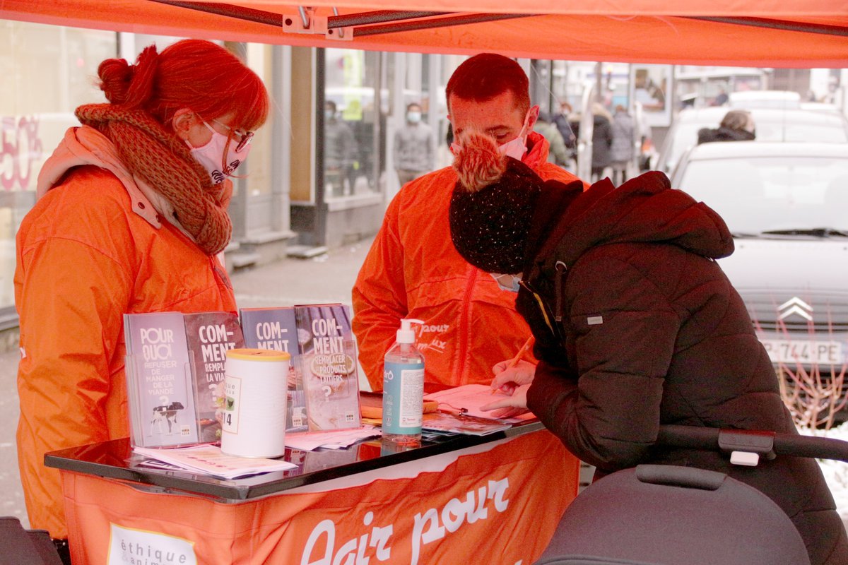 AgisPour's tweet photo. Retour en images sur l'action de l'association L214 à Epinal : Aujourdhui #OnSubit les conséquences de la #COVID19 . Déforestation, antibiotiques, promiscuité, faible diversité génétique...la prochaine bombe sanitaire pourrait venir de l'élevage intensif! https://t.co/T3ENJIMPHu