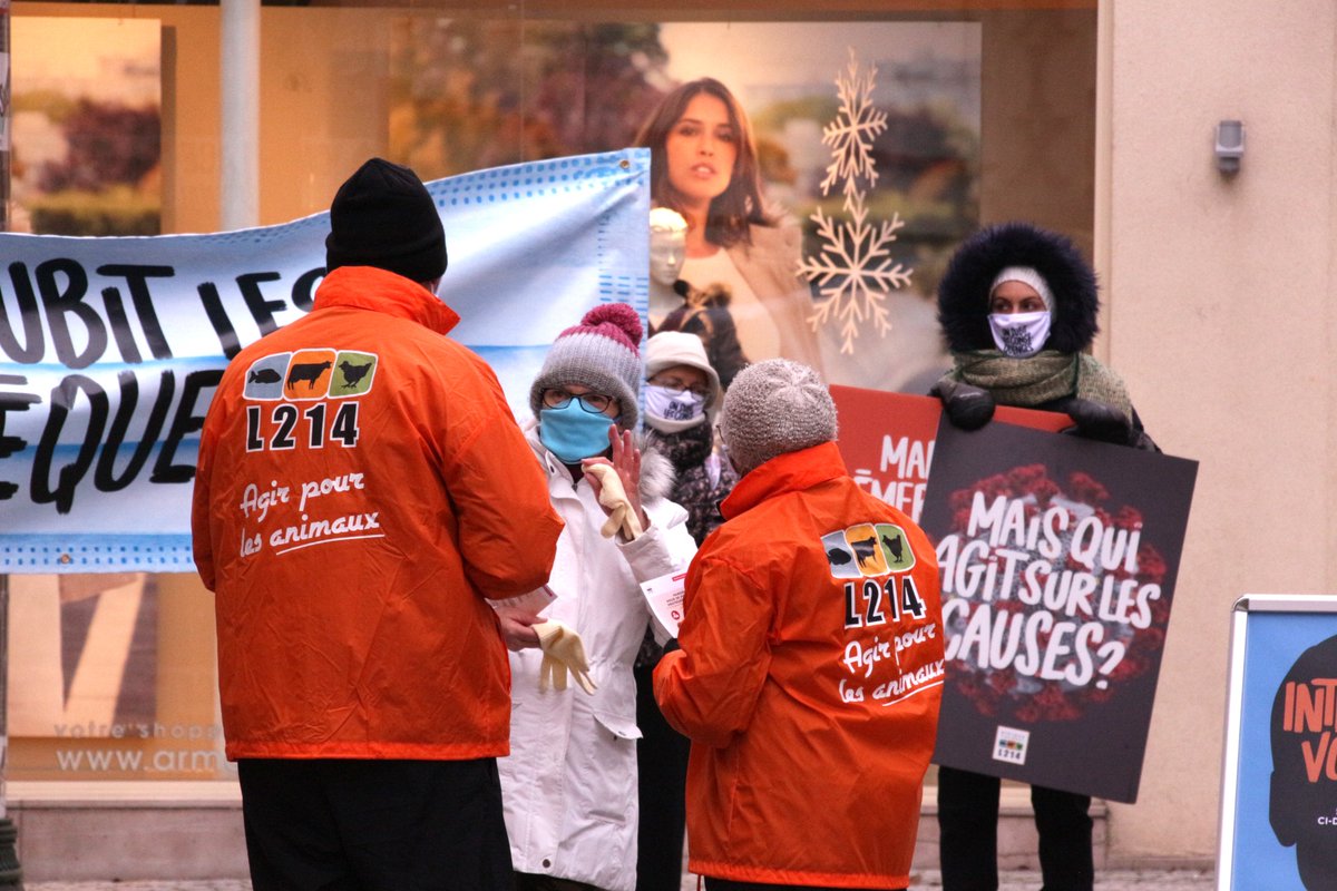 AgisPour's tweet photo. Retour en images sur l'action de l'association L214 à Epinal : Aujourdhui #OnSubit les conséquences de la #COVID19 . Déforestation, antibiotiques, promiscuité, faible diversité génétique...la prochaine bombe sanitaire pourrait venir de l'élevage intensif! https://t.co/T3ENJIMPHu