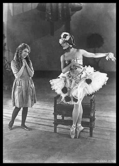 #MaryPickford and #AnnaPavlova
German postcard by #RossVerlag
Berlin -Nr. 1166/1, 1927-1928
by #UnitedArtists @RealPreCinema @Panthera156 @miwi1010 @AlbertGalera @TimeMachineHQ @RomanPBone1 #nitrate @BeatriceGiroux