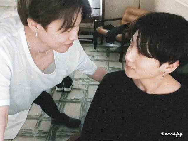 parkjungkook113's tweet photo. TIME FLIES SO FAST!!!!....LOOK AT JIMIN &amp; JUNGKOOK....I WANNA SCREAM FOR REAL...💔😭😢☹️ https://t.co/qIcsq5A41S