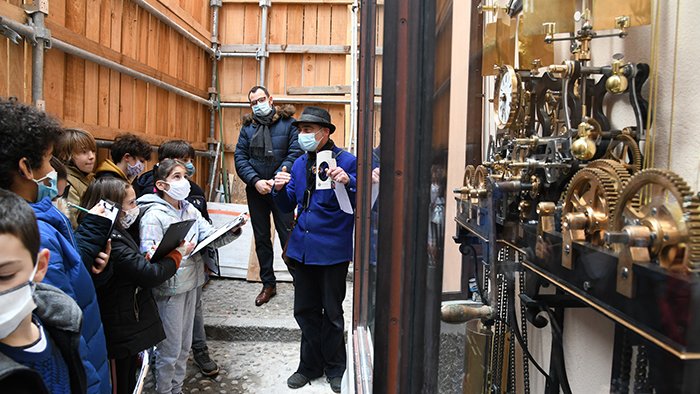 villedelyon's tweet photo. 🔔 2 classes de l'école primaire Gerson (Lyon 5e) ont pu découvrir en avant-première le chantier de restauration de Horloge Charvet dite "Horloge aux Guignols".
👉 Elle sera dévoilée sur la façade de @GadagneLyon le 20 janvier, à midi.
 https://t.co/fXspnV5IFL https://t.co/rsOS9V7oX3