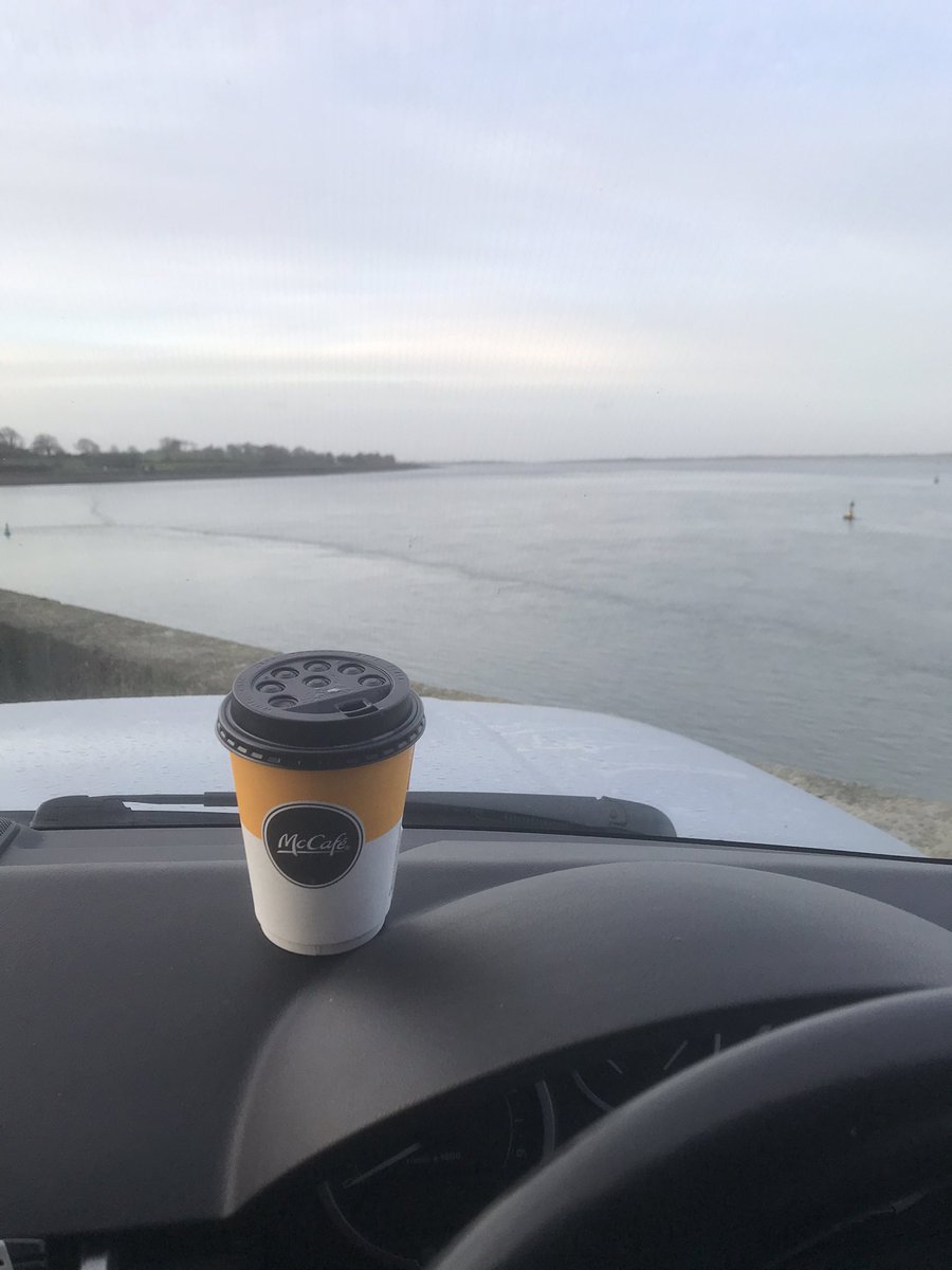 iwan_huw's tweet photo. Bore da @kevoncapital di bôd am dro rownd y castell, bore brâf ond dal yn oer. Coffi ac ychydig o gerddoriaeth bellach. 👍👍 https://t.co/p4U7v5hXYc