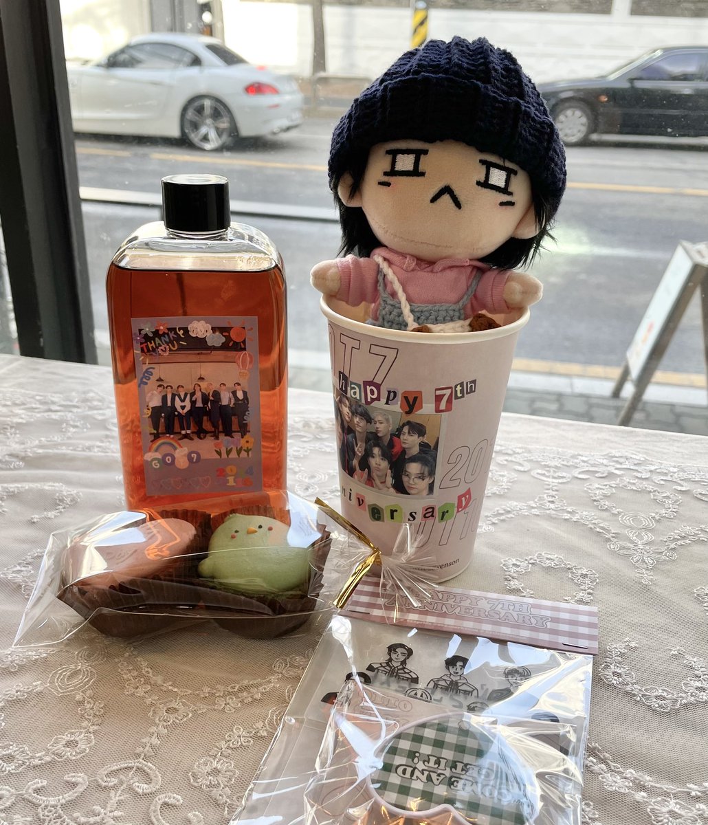 0116_got7_igot7's tweet photo. 오픈 첫날 방문했던 카페 아비오
사장님이 친절하셨고 특전도 졸귀라 너무 좋았어요🥰 특히 아가새 마카롱이 진짜 너무 귀여움!!!😘 후잉이만 데려가서 후다닥 사진 찍고 돌아왔습니다!
카페 열어주셔서 너무 감사해요💚🐥
#갓세븐_우리의_잃어버린_조각
#GOT7_Our_Missing_Piece https://t.co/8xm6JvXIiu