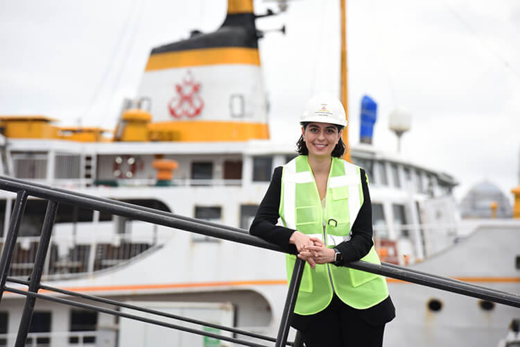 tcbuyuksehIr1's tweet photo. Geçmiş dönemde, Haliç Tersanesi'nin kapatılmasına karşı çıktığı için Gemi Mühendisleri Odası Yöneticisiyken tersaneye girişi yasaklanan Sinem Dedetaş'ın şu anda Şehir Hatları Genel Müdürü olarak Haliç Tersanesi'nin de amiri olduğunu biliyor muydunuz? https://t.co/A2dFWZmN6e