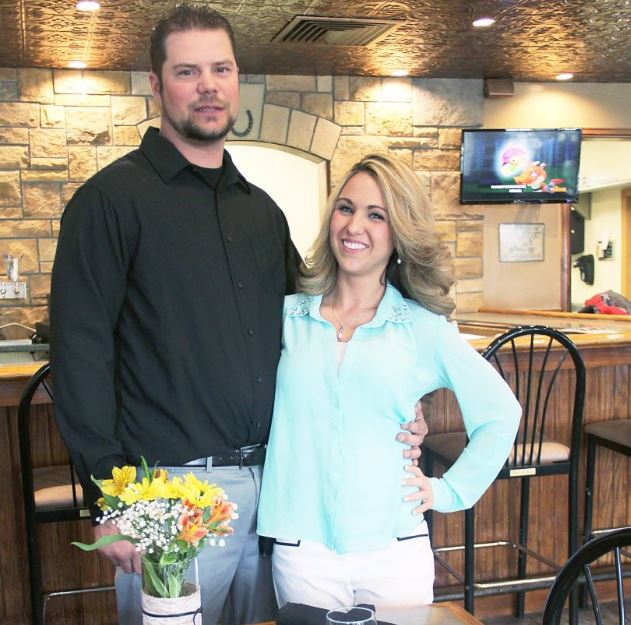 But before then, in 2015, Boebert decided to open up a restaurant in a country club. The restaurant later failed. Here she sports an entirely different look - who is the real Lauren? 5/  https://www.postindependent.com/rifle/shooters-makes-transition-from-guns-to-golf-clubs/