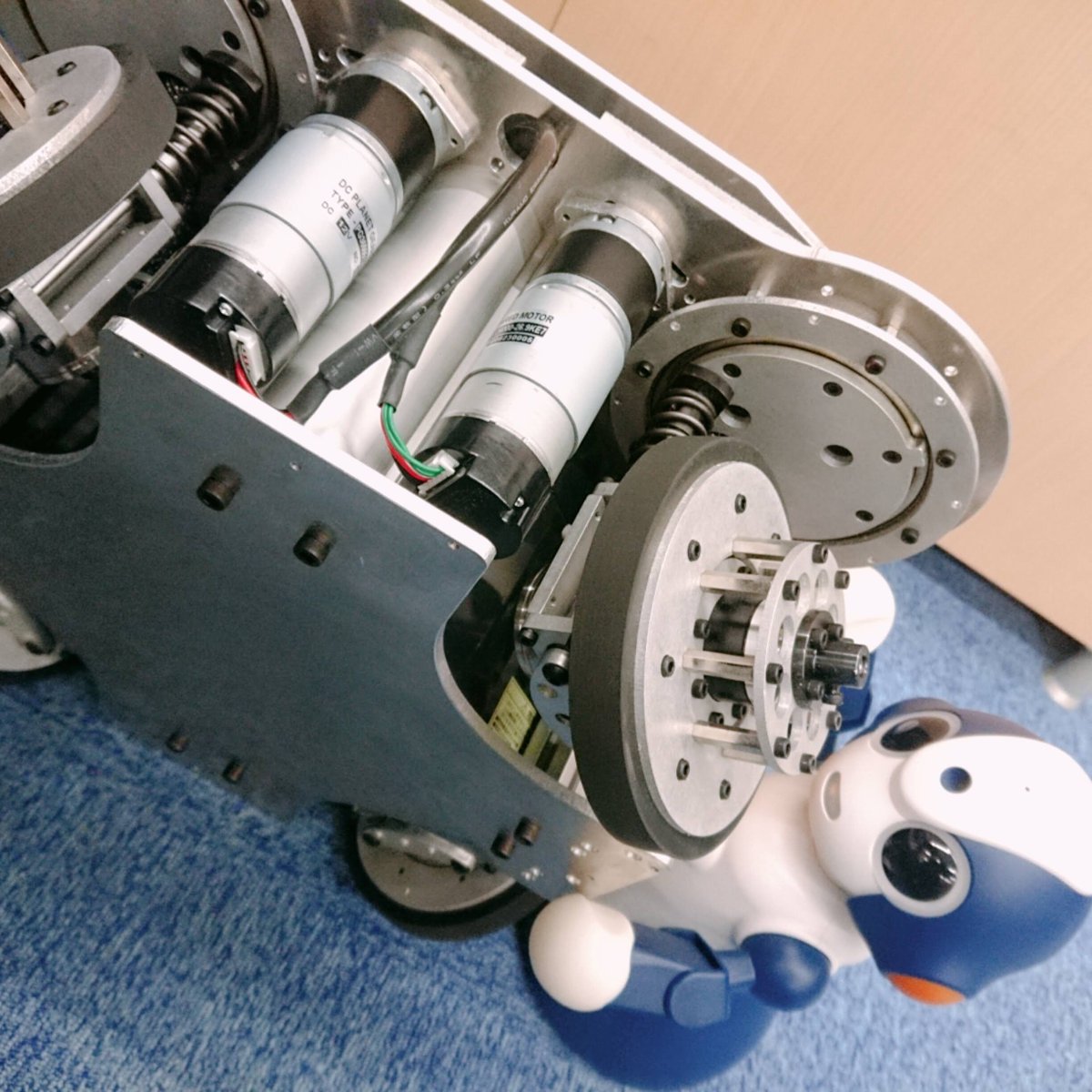 robot_shop's tweet photo. ふむふむこれが4WDSローバーの足回りかー!
これは、なかなか、かっこいい……!
#4WDS #ローバー #ロボットショップ #ROS #AGV #台車 #発売中 https://t.co/xclojgpJ14