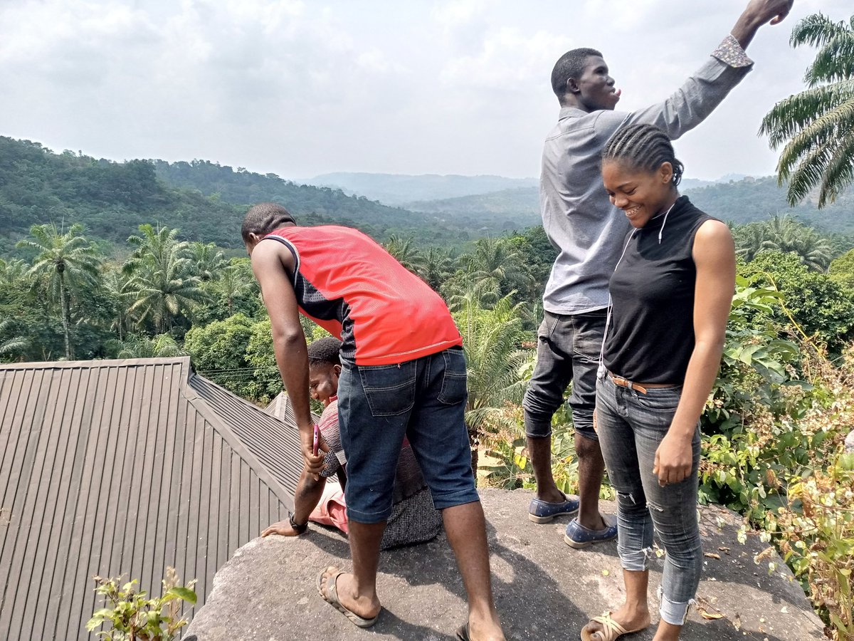 oyibo_ugbo's tweet photo. Here in Awono people build houses on top of rocks.. You will also the the 54 steps of Awono Which was naturally formed but has been rebuild.
#DomesticTourism #tourism #Explore #VisitEnugu #TourismNigeria #ExploreAwgu #TourismInAlaIgbo https://t.co/yy05Fvob0N