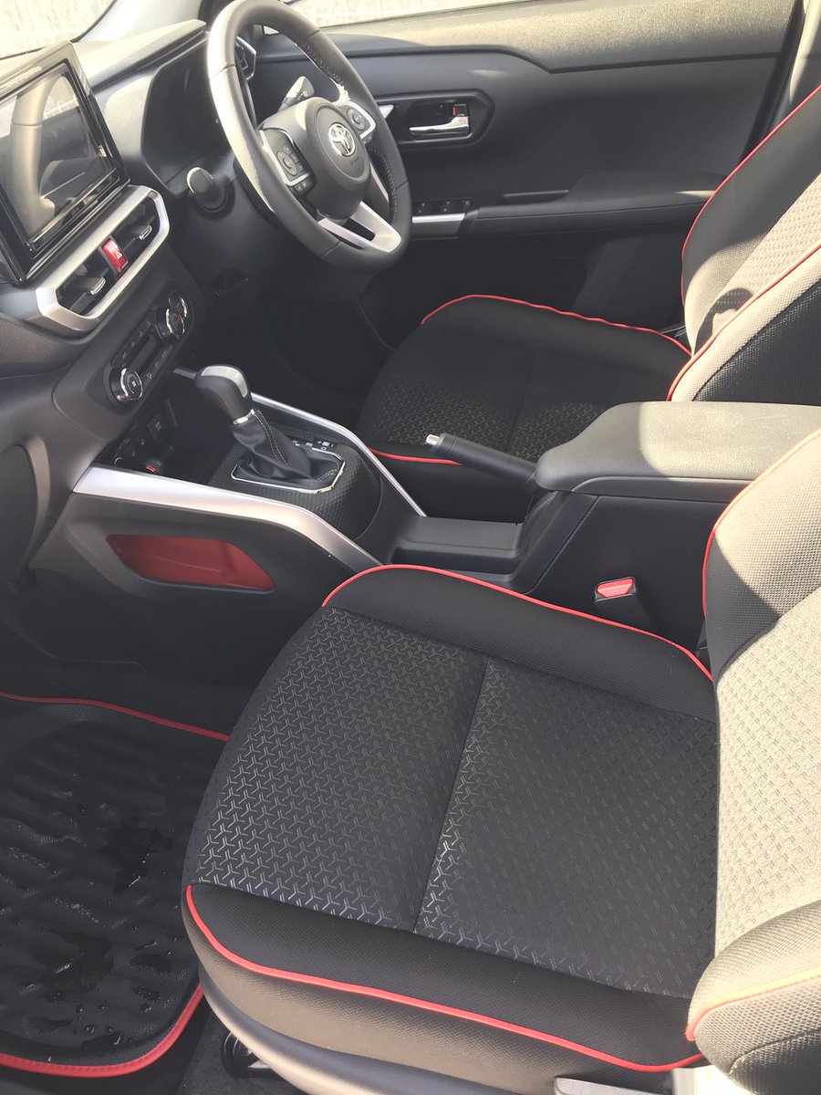 Advanceblast_10's tweet photo. 愛車の内装をドレスアップ
土足禁止の為レザーマット購入し、車内を黒ベースにレッドラインで統一してます🚙
気持ちが良い…ww https://t.co/tn6laog3UW