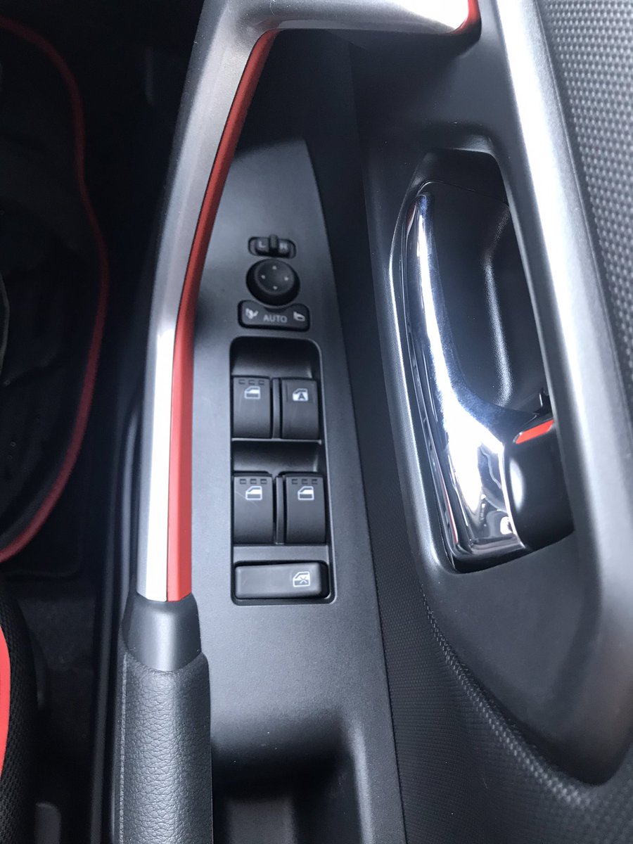 Advanceblast_10's tweet photo. 愛車の内装をドレスアップ
土足禁止の為レザーマット購入し、車内を黒ベースにレッドラインで統一してます🚙
気持ちが良い…ww https://t.co/tn6laog3UW