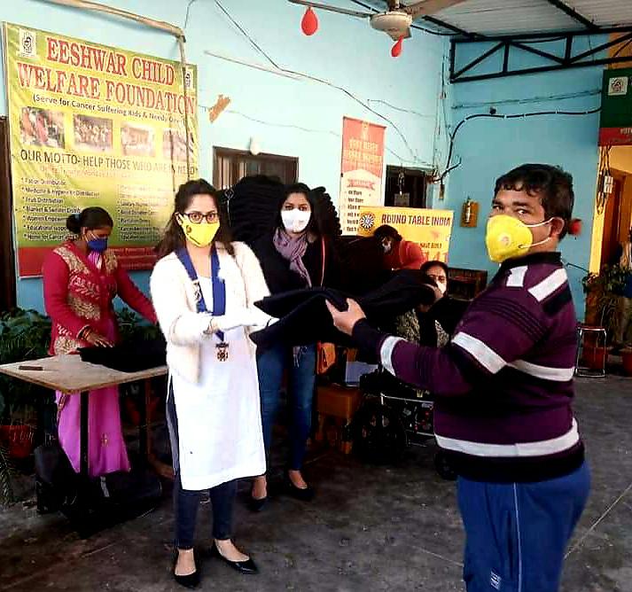 roundtableindia's tweet photo. 𝗥𝗼𝘂𝗻𝗱 𝗧𝗮𝗯𝗹𝗲 𝗜𝗻𝗱𝗶𝗮- 𝗔𝗿𝗲𝗮𝟴

Round Table India &amp; Big FM came together for the projects of Area8 "Dariyadili".

We donated approx 𝟑𝟎𝟎𝟎 𝐁𝐥𝐚𝐧𝐤𝐞𝐭𝐬, 𝟑𝟓𝟎𝟎 𝐖𝐚𝐫𝐦 𝐂𝐥𝐨𝐭𝐡𝐞𝐬.
 
#RTI #RTIndia #RoundTableIndia #freedomthrougheducation
#BigFM https://t.co/XORnHTPumH