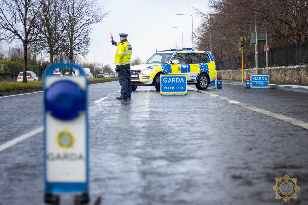 GardaTraffic's tweet photo. If you are travelling to or from a COVID-19 test centre &amp; stopped at a checkpoint, please DO NOT open your windows.

You can display your test appointment through the closed window. Please also wear a face covering if you have symptoms of COVID-19. 

Let's ensure we all #StaySafe https://t.co/Dd6Le3oejd