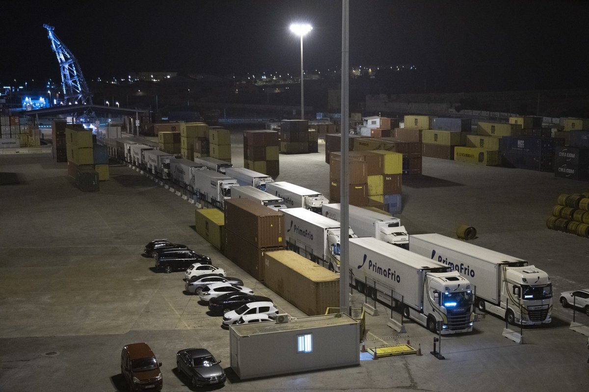 PuertodeCtg's tweet photo. 20 camiones salen a Francia en la primera línea marítima directa desde el #PuertoDeCartagena con el cartel de completo. 

✔️Apuesta por la #intermodalidad
✔️➕#competitividad
✔️Reduce costes y optimiza tiempos y equipos.
✔️Alternativa complementaria al transporte de carretera. https://t.co/vBnjcv1cRo