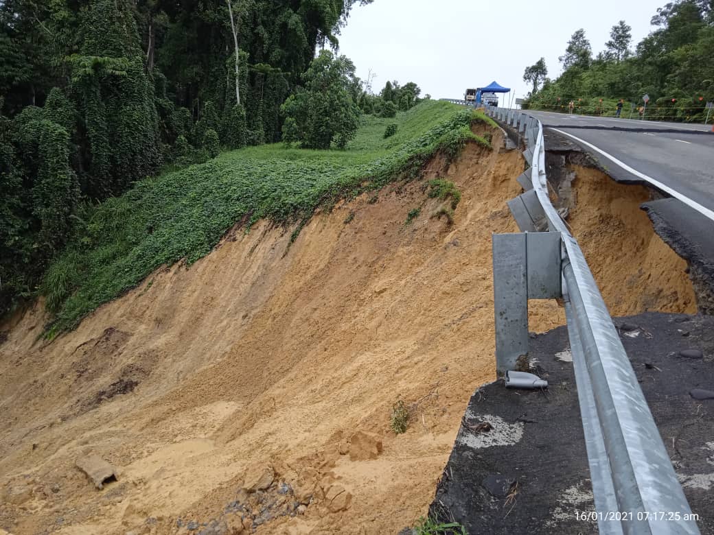 DailyExpress_MY's tweet photo. Another road collapsed, reportedly in Kota Marudu between Tarawas and Marak Parak, following days of heavy rain expected to last until Tuesday in the west coast according to the Meteorological Department. #DriveSafe https://t.co/GEto0kN1qf