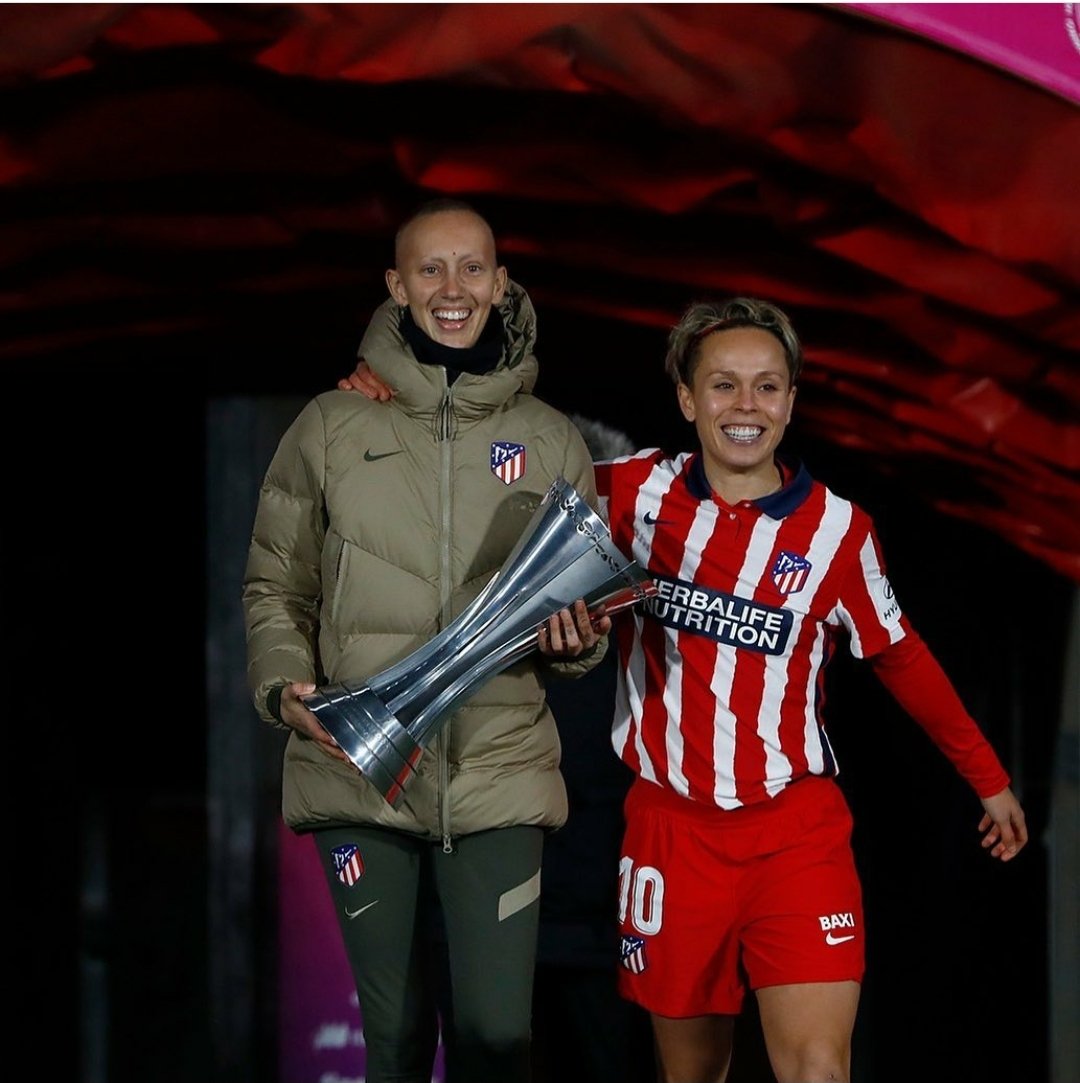 Mamen_Hidalgo's tweet photo. Virginia Torrecilla, una de las mejores futbolistas de España, estaba operándose de un tumor cerebral hace unos meses.

Si esta imagen con el primer trofeo no está en las portadas, con su historia y lo que representa, es que se ha perdido el criterio definitivamente. https://t.co/V8jArzbDIq