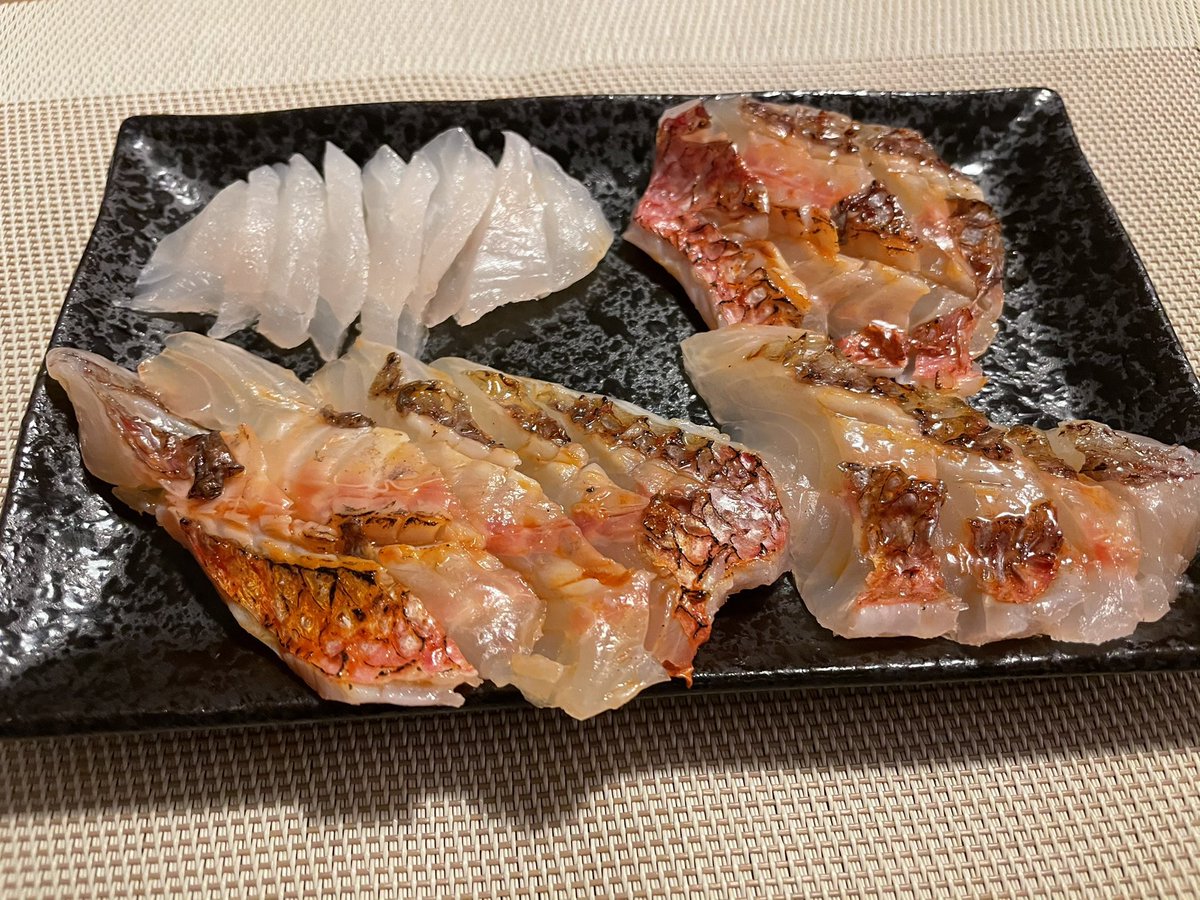 釣り好きサラリーマン 盛り付けちょっと雑だけど左上がブダイの刺身 とオジサンの炙り 昨日釣ったやつ オジサン期待してなかったけどとても上手い ブダイもこの時期のやつは臭くなくていけるな 釣り好きサラリーマン 盛り付けちょっと雑だけど左上がブダイの刺身 とオジサンの炙り 昨日釣ったやつ オジサン期待してなかったけどとても上手い ブダイもこの時期のやつは臭くなくていけるな
