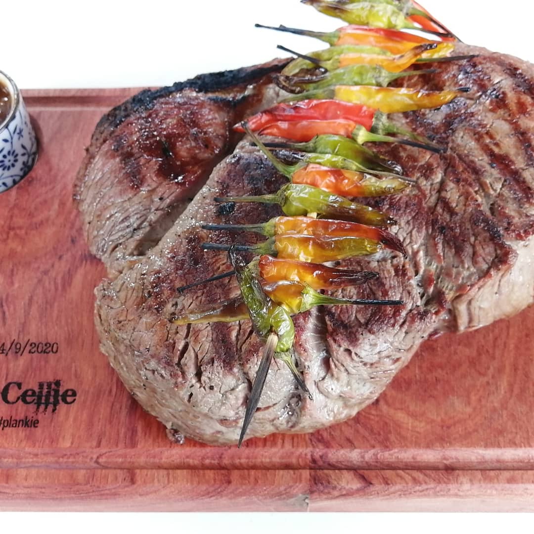 plankiebraai's tweet image. “Vegetables are interesting but lack a sense of purpose when unaccompanied by a good cut of meat.” Fran Lebowitz #plankie #braai #bbqlife #braaitime #meat #Foodie #ProudlySouthAfrican #lifeisgood @plankiebraai @braaiplank @JuniperStLounge @Cellie_ThisIsMe @WellyOom