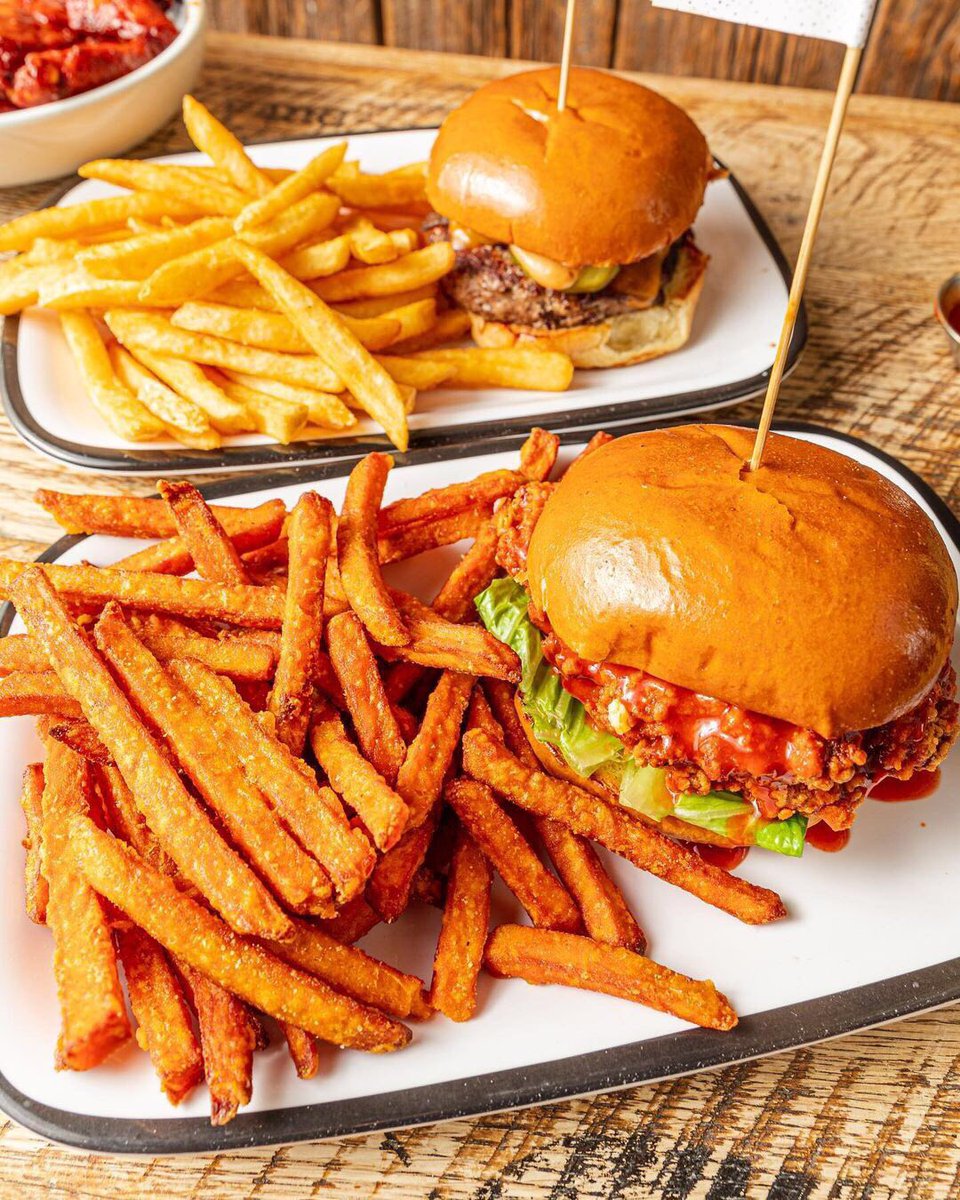 bareburgeruae's tweet photo. Regular or sweet fries? Beef or chicken?

ماذا تفضلون البطاط المقليه او البطاط الحلوه ؟
الدجاج او اللحم ؟

#bareburger #bareburgeruae #sandwich #food #foodporn #lunch #sandwiches #newmenu #foodstagram #breakfast #yummy #burger #delicious https://t.co/Wn7kNHs3sn