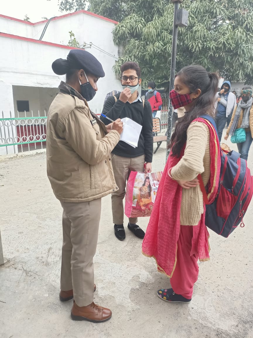 RLalkuan's tweet photo. Date 17/01/2021
Train no 02040 attended by SIPF Manisha and  interacted with lady passengers travelling alone under " Meri saheli " Campaign and told them about 182 security help line no. https://t.co/TFdRKQV4mu