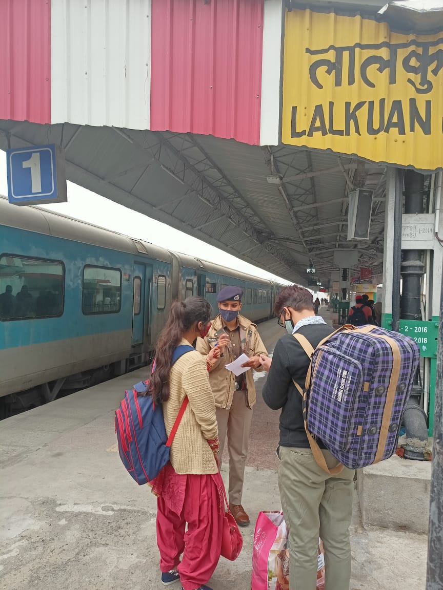 Date 17/01/2021
Train no 02040 attended by SIPF Manisha and  interacted with lady passengers travelling alone under " Meri saheli " Campaign and told them about 182 security help line no.