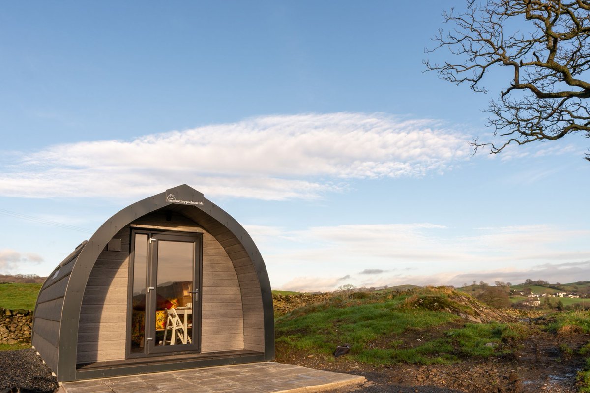 HerdyCottages's tweet photo. 🐷NEW for your holiday experience Pig Pod is designed with families in mind

🤩Modern Glamping Pod
🤩Underfloor heating 
🤩Mains electric &amp; plumbed facilities plus 
Book at⬇️
https://t.co/7WAzEuBJUr

#holidaycottages #glamping #selfcatering 
#dogfriendlyholiday #getaways https://t.co/rSOruqnsdC
