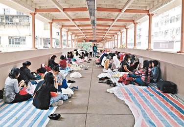 無居港權後果：1港府毫無動力回應（非滿足）外傭的訴求，外傭更被邊緣化。2歧視性政策使市民難以理解平等的理念，有樣學樣的歧視。3外傭將歧視內化，比如以婚配等手段成為香港居民的部分前外傭為洗刷身份羞恥，開始自覺高人一等，遠離外傭群體。4香港不能形成在地多元化菲律賓印尼社群來支持外傭。