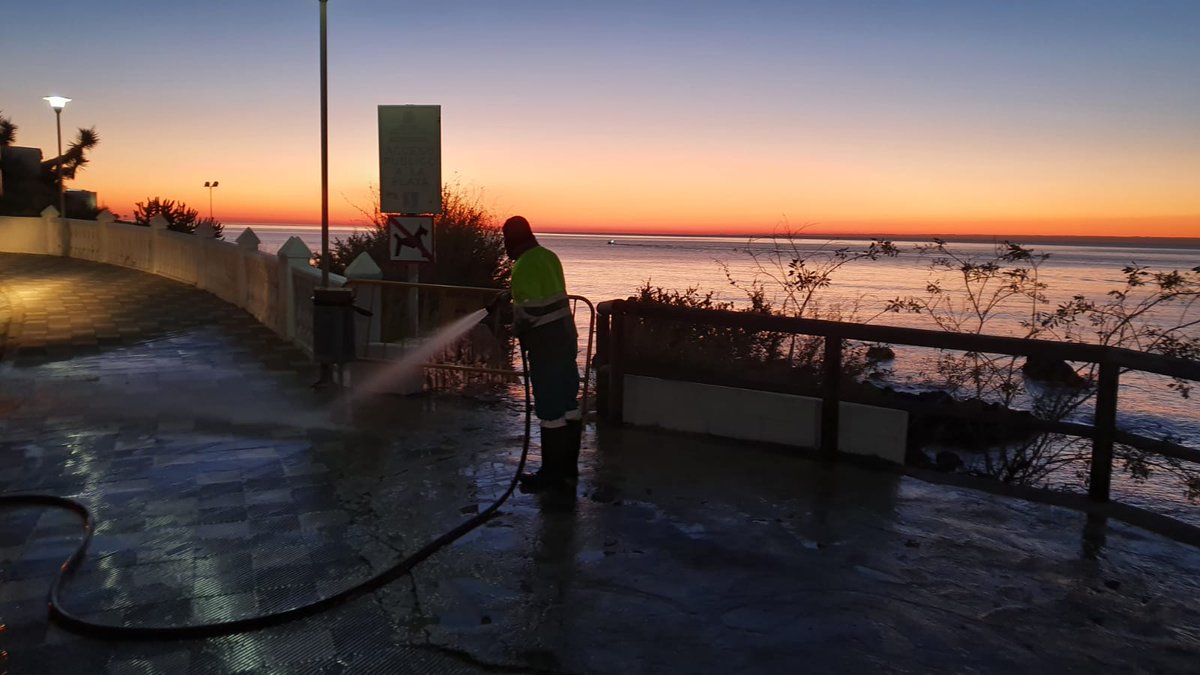 BenalmadenaB's tweet photo. Nos han gustado tanto las fotos de la #limpieza en la zona de #Torremuelle que os las enseñamos todas juntas ❤️😍
Ver #amanecer mientras se trabaja es una suerte.... https://t.co/eCgLmm0YKe