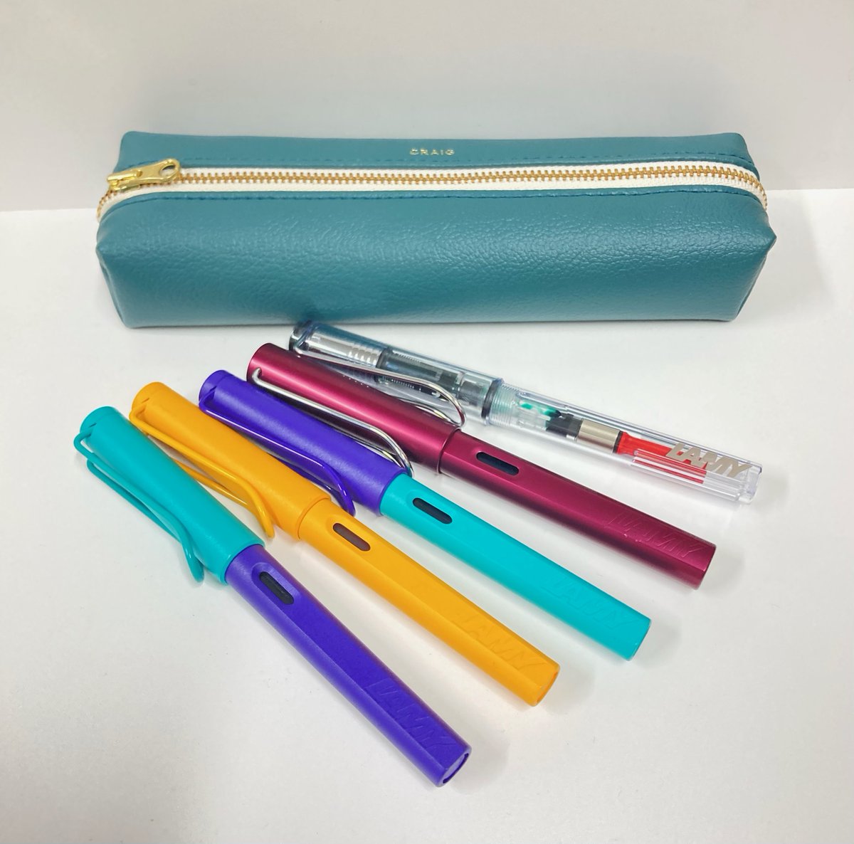 スミス エキュート品川 筆箱紹介 スタッフの使用している筆箱は Delfonicsのクレイグペンケース 見た目に反して たくさん入るとのこと 中のインクは全て違う色を入れ 気分やノートに合わせて使うペンを変えているそうです Delfonics デル