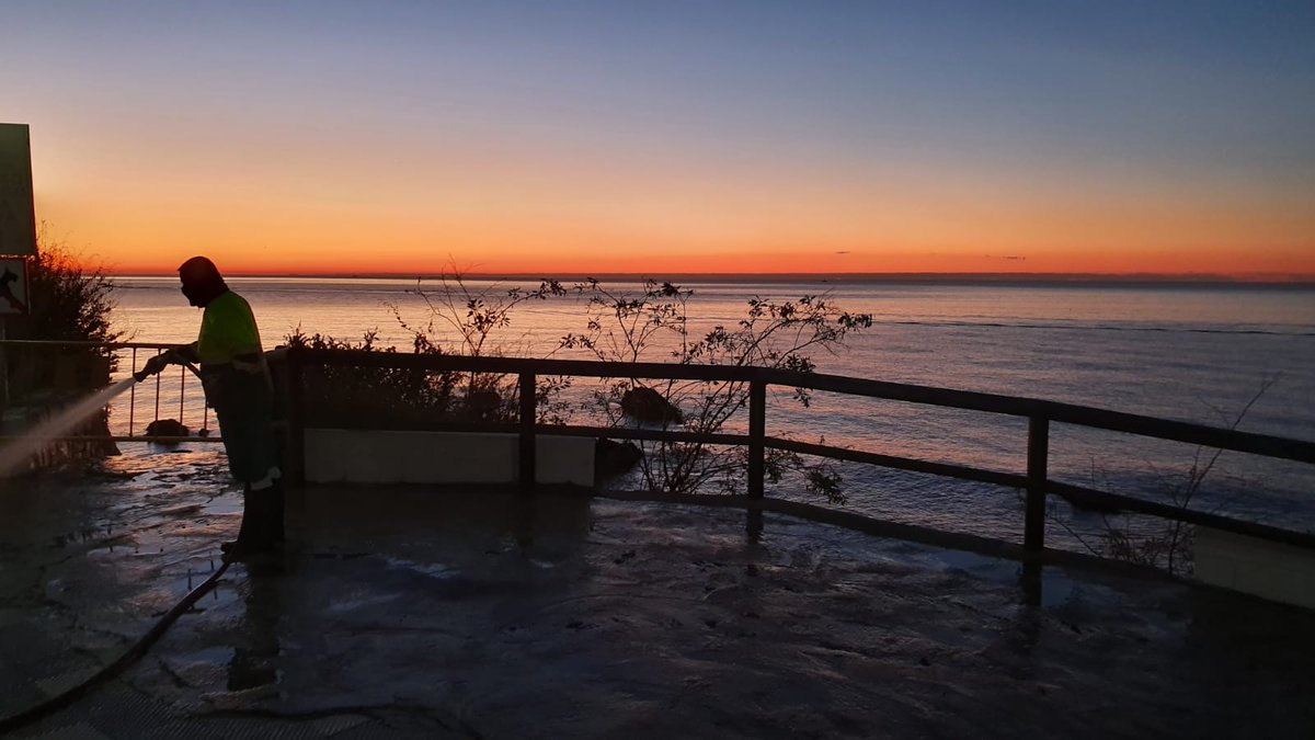 BenalmadenaB's tweet photo. Nos han gustado tanto las fotos de la #limpieza en la zona de #Torremuelle que os las enseñamos todas juntas ❤️😍
Ver #amanecer mientras se trabaja es una suerte.... https://t.co/eCgLmm0YKe