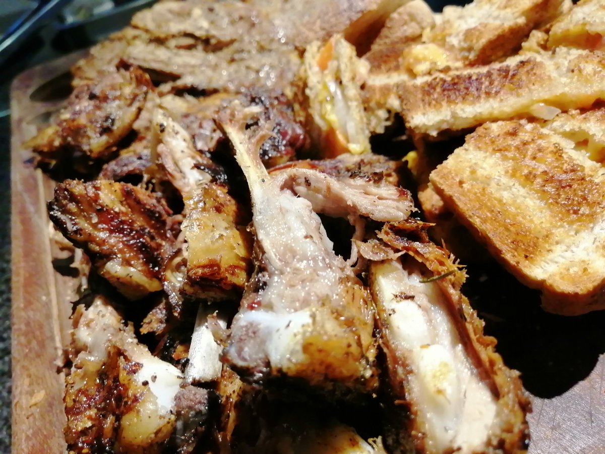 plankiebraai's tweet image. Ons is soos #braaivleis en #braaibroodjies...ons hoort saam op 'n #plankie! 😍 #braai #bbqlife #braaivibes #braaitime #meat #fire #lekker #specialmoments #lifeisgood #Foodie #ProudlySouthAfrican @plankiebraai @braaiplank @JuniperStLounge @Cellie_ThisIsMe @WellyOom